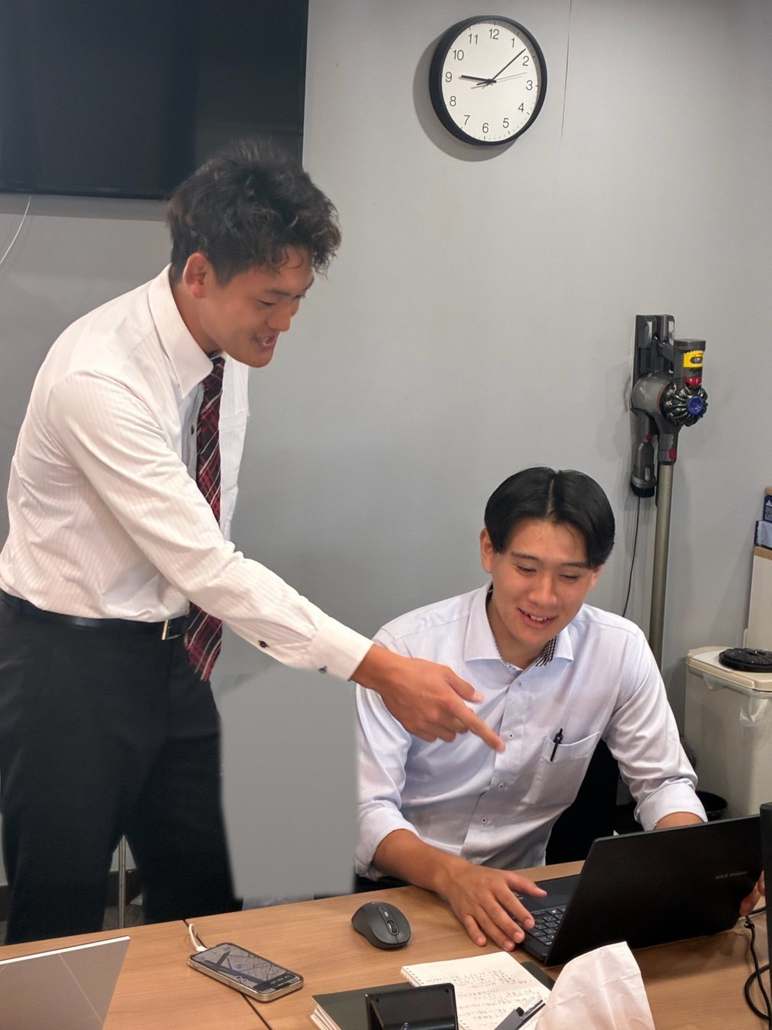 オフィスで後輩と談笑するT.O